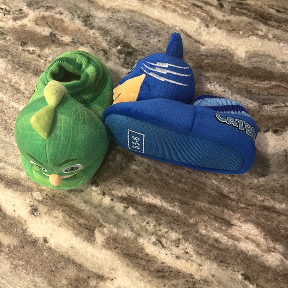 5/$25 PJ Masks Slippers size 5/6 - Picture 2 of 4